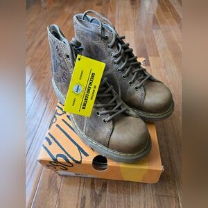 Dr. Martens ARLEN Luke Collection